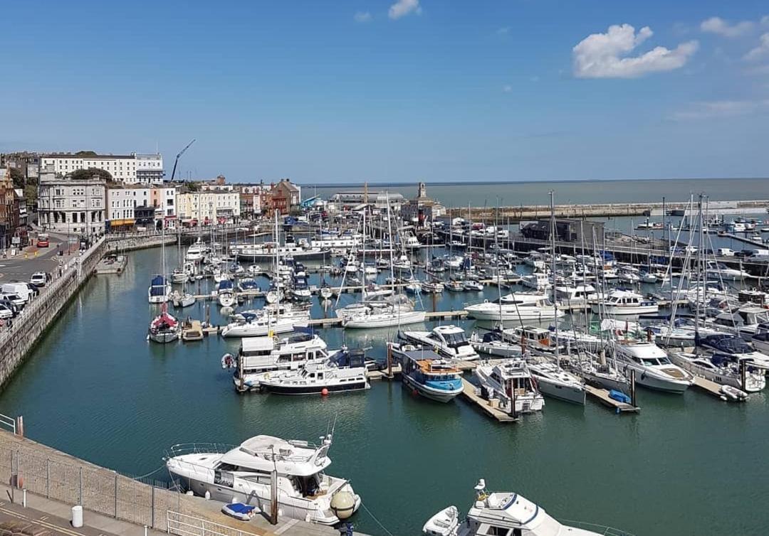 Seas The Day Beachfront Apartment Ramsgate - Sleeps 4 Exteriör bild