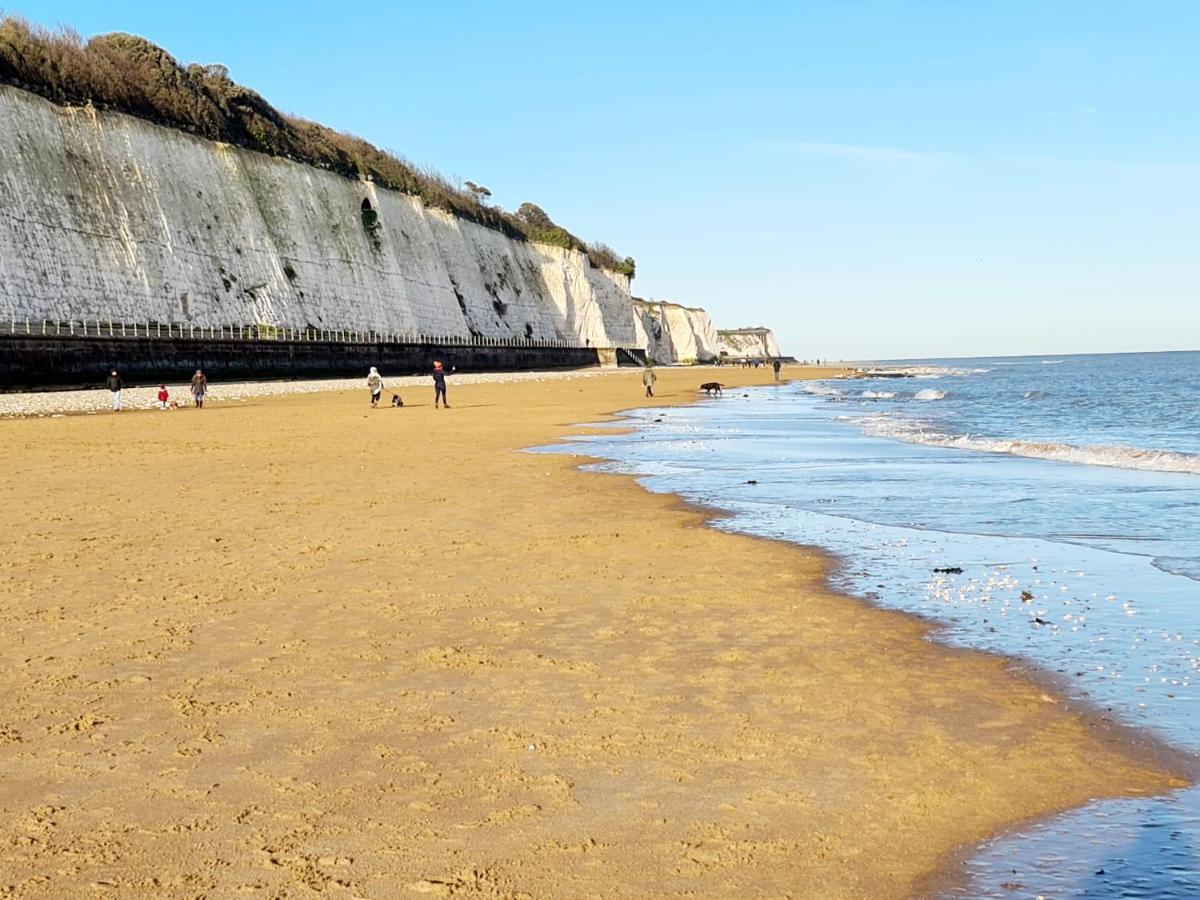 Seas The Day Beachfront Apartment Ramsgate - Sleeps 4 Exteriör bild