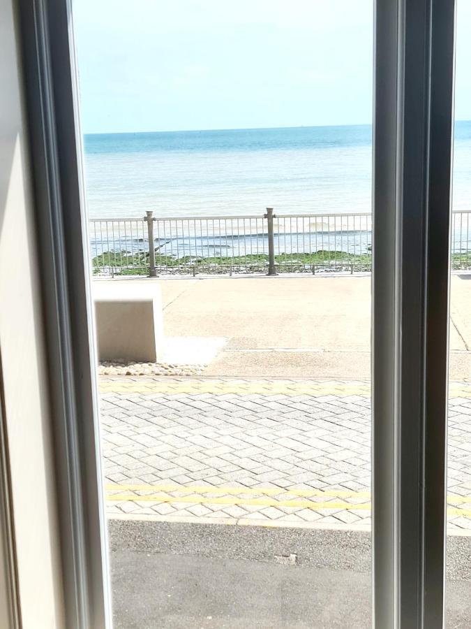 Seas The Day Beachfront Apartment Ramsgate - Sleeps 4 Exteriör bild